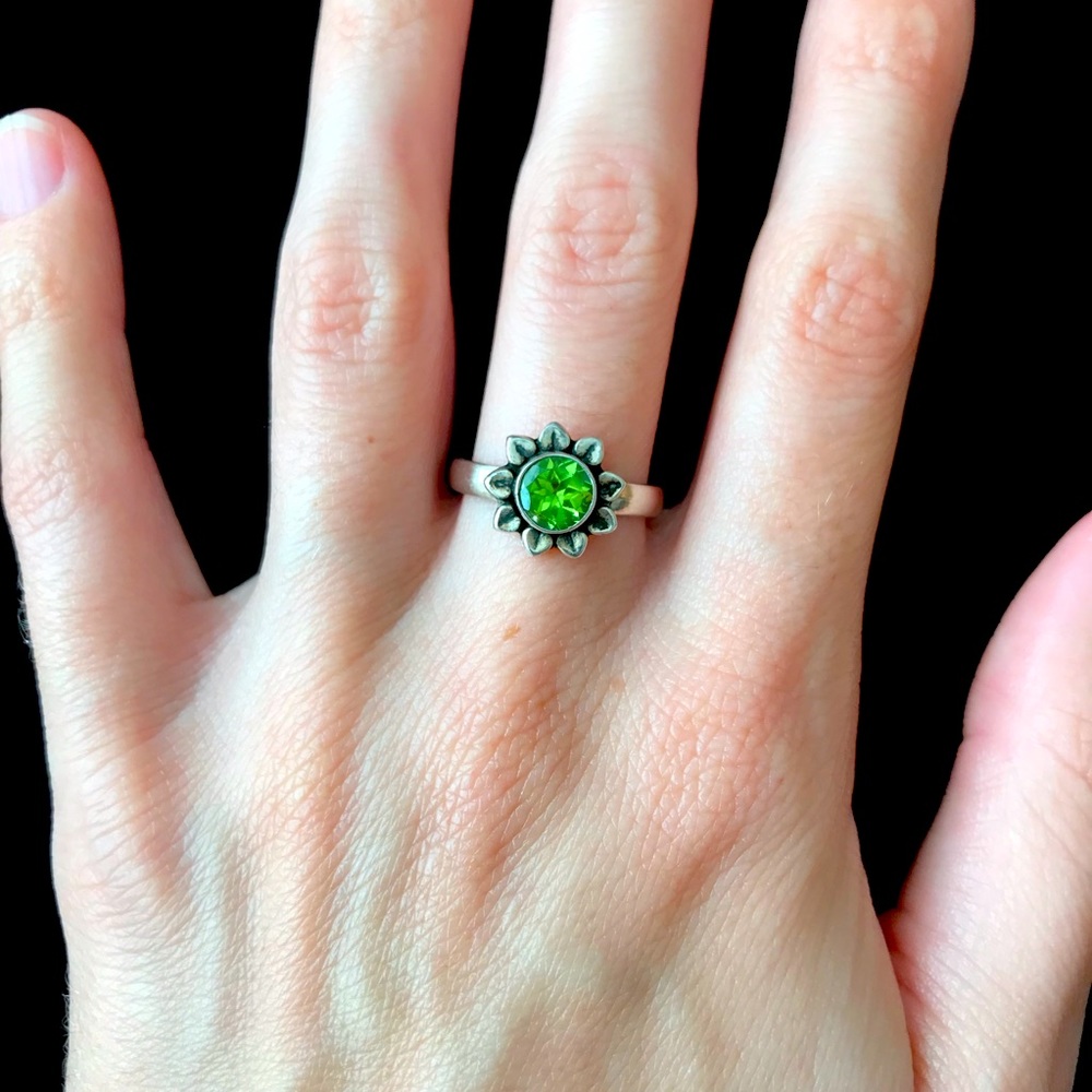 Amazing vintage sterling silver sunflower ring with peridot stone